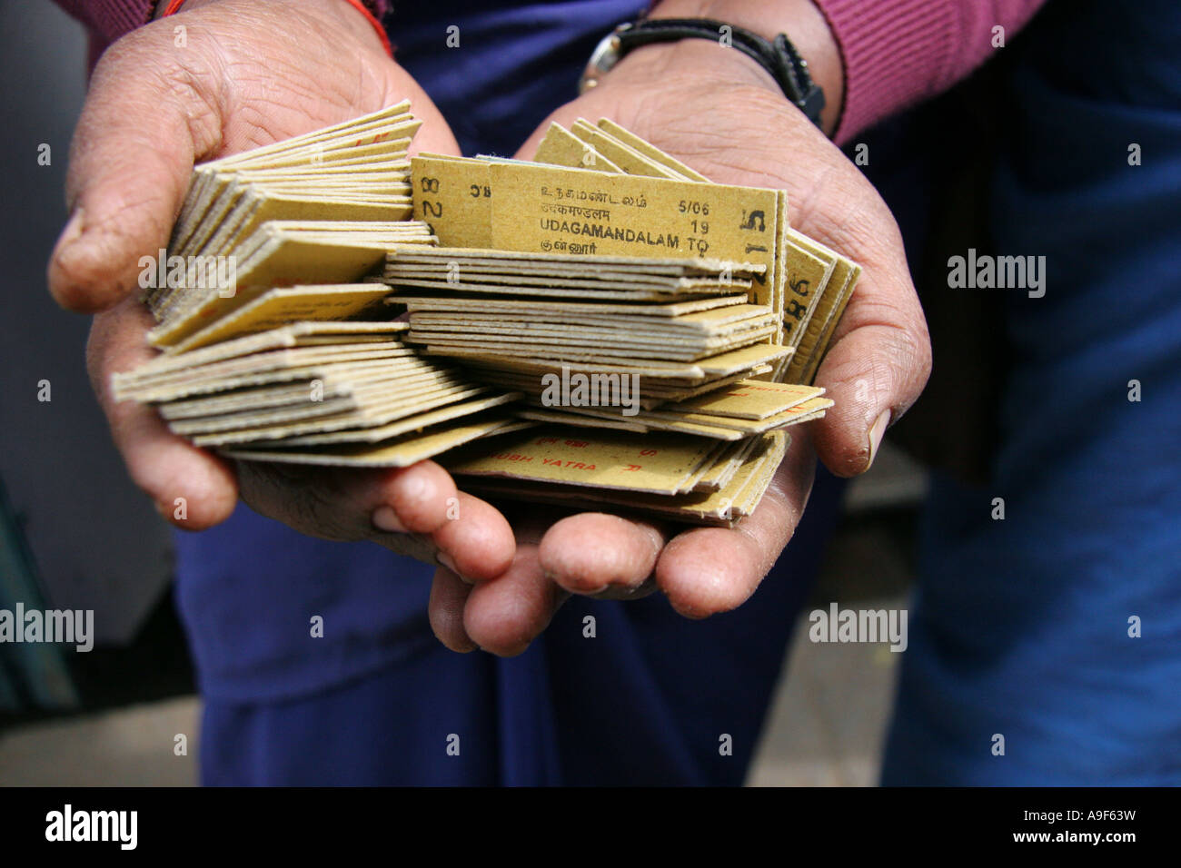 Collectionneur de billets sur le Raj britannique construit, Chemin de fer de montagne de Nilgiri, le seul train à crémaillère en Inde, Ooty, Tamil Nadu, Inde Banque D'Images
