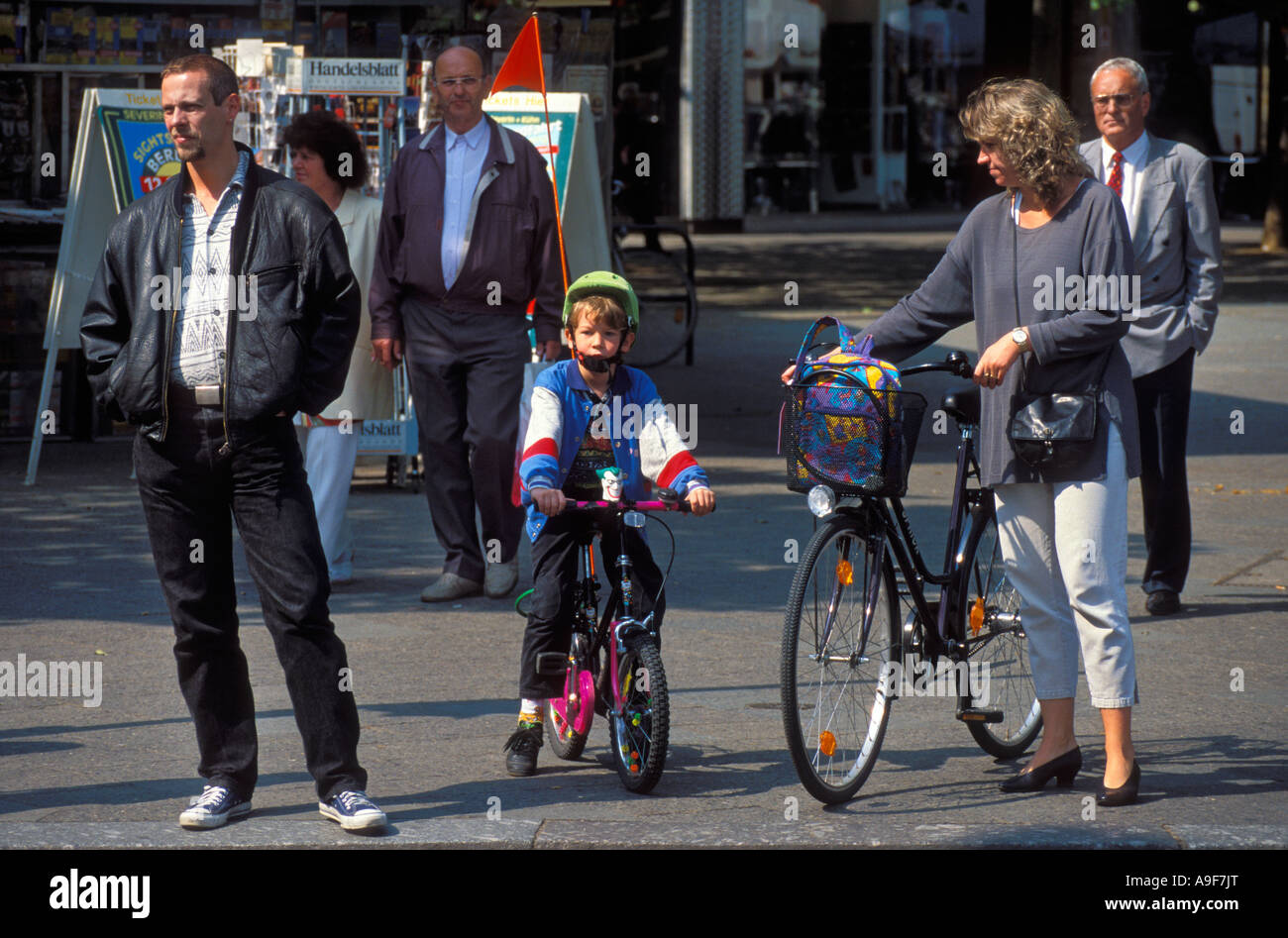 Allemagne Berlin les gens qui attendent à une intersection pour traverser la rue Banque D'Images