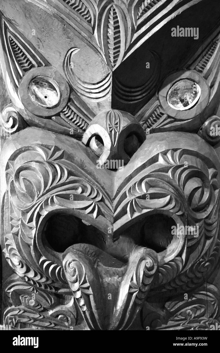 Une sculpture traditionnel Maori décorant les murs de la chambre de canoë à Waitangi Réserve nationale de l'Île du Nord, Nouvelle-Zélande Banque D'Images