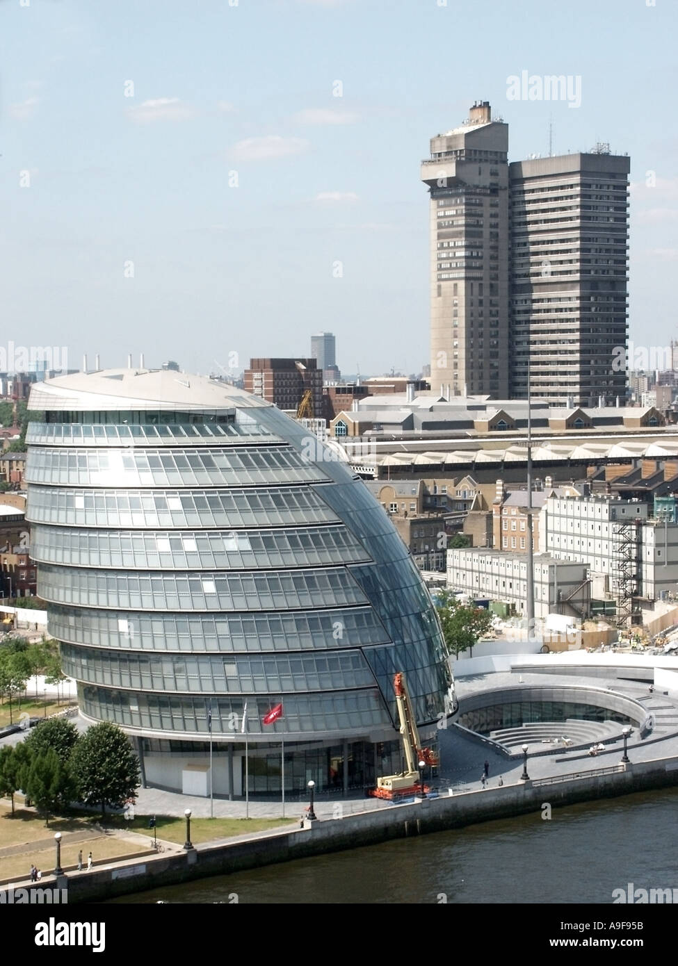 Vue aérienne de semi Tamise et de réaménagement le long de South Bank, y compris les bureaux de l'Autorité du Grand Londres Banque D'Images