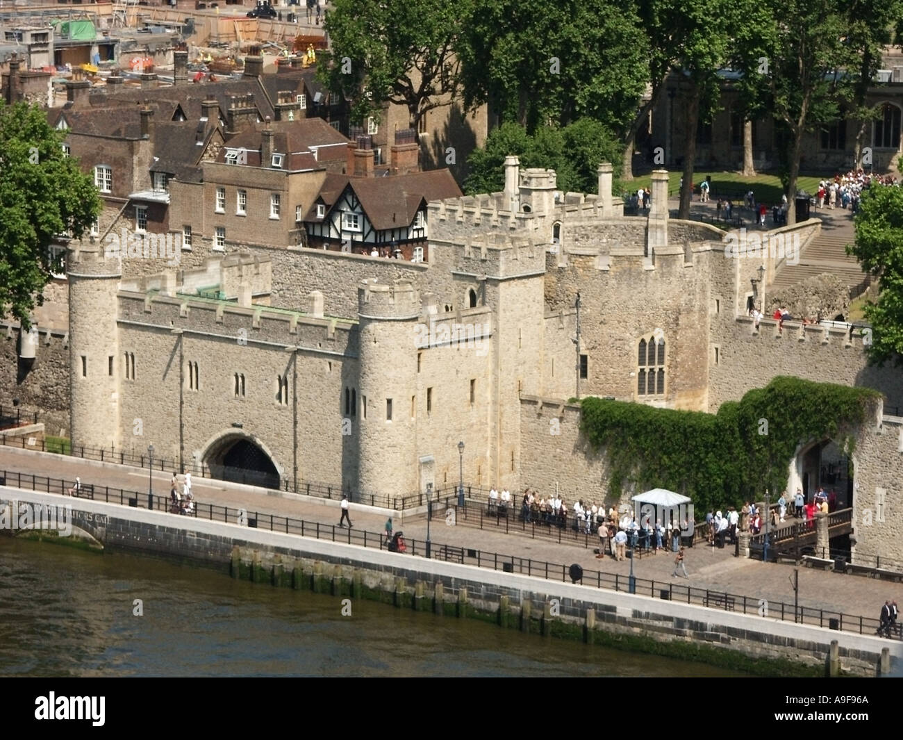 Vue aérienne donnant sur une partie de la porte historique des traîtres au bord de la rivière à la Tour de Londres, site classé au patrimoine mondial de l'UNESCO dans Pool of London England UK Banque D'Images