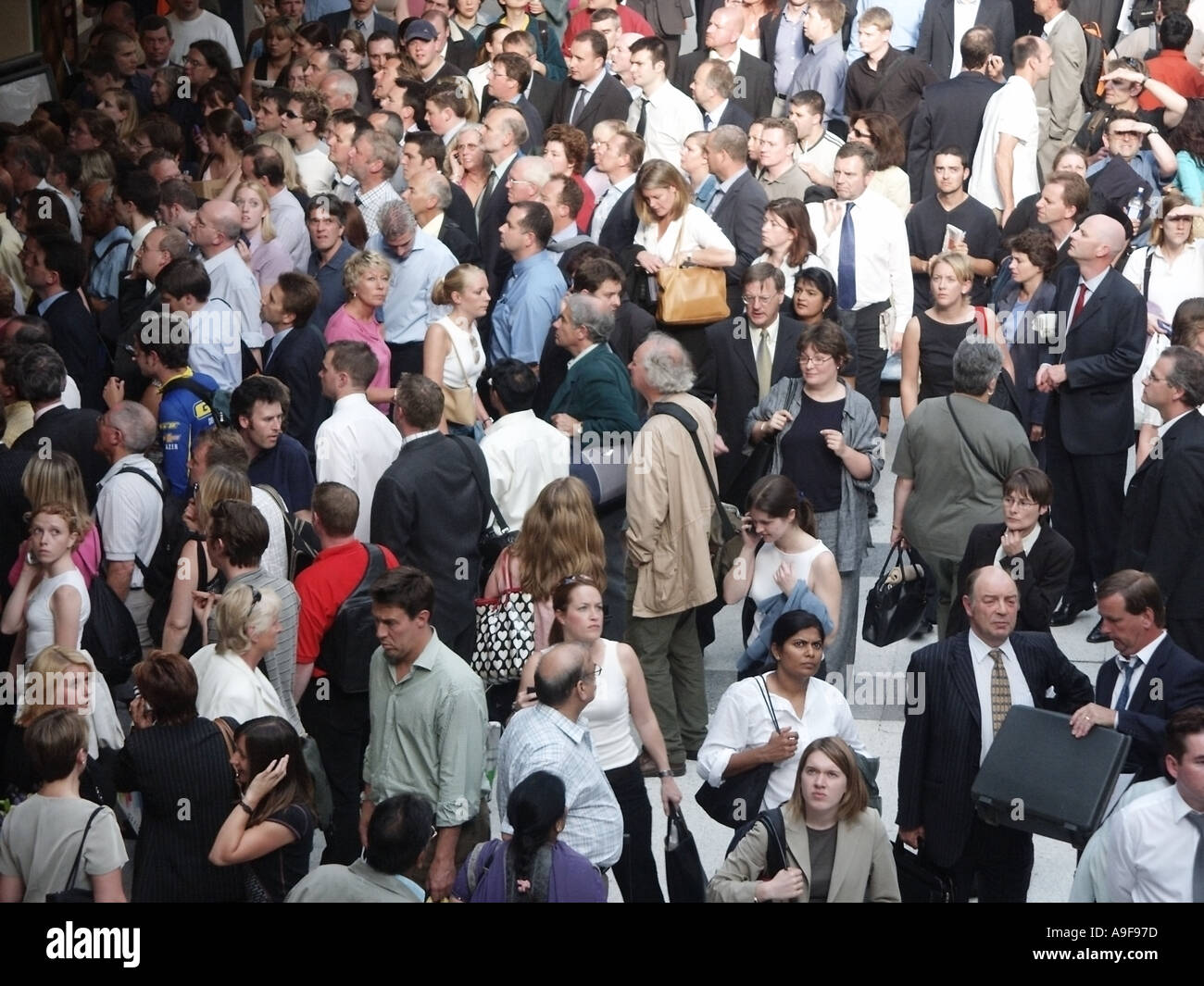 Chaos alors que les employés de bureau et les autres banlieusards se rassemblent autour des portes des quais à la gare de Liverpool Street perturbation des transports au royaume-uni par les navetteurs aux heures de pointe Banque D'Images