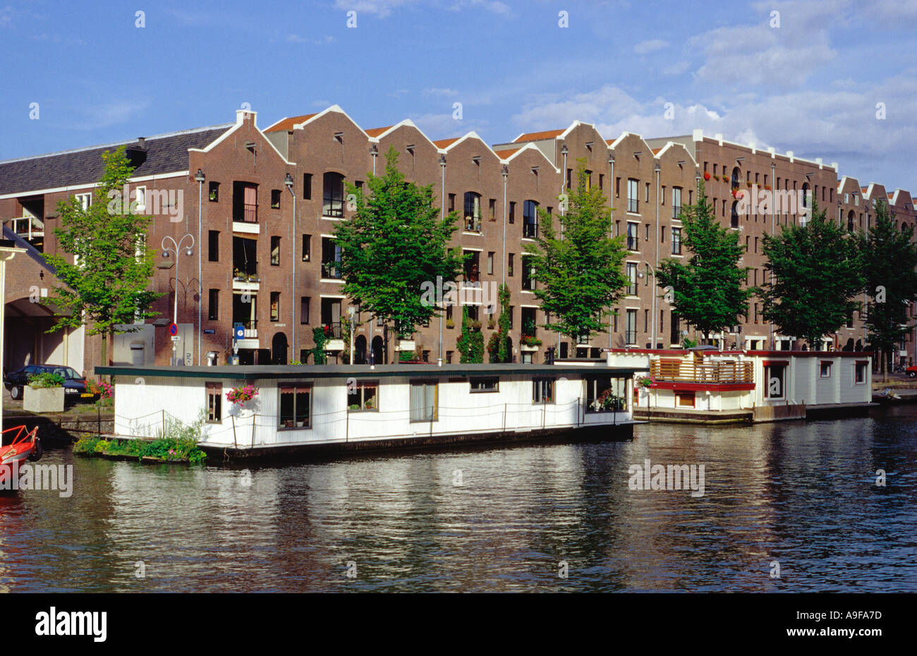 Converti les entrepôts et les péniches à Amsterdam aux Pays-Bas Banque D'Images