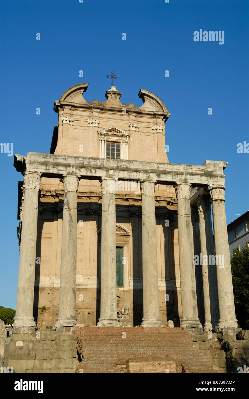 Italie Rome Le Temple d'Antonin et Faustine et église de San Lorenzo in Miranda dans le Forum Romain Banque D'Images