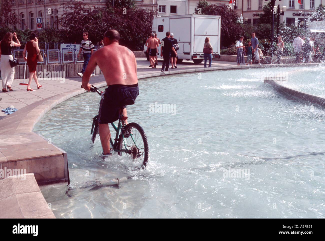 Vélo homme britannique dans une fontaine dans la ville du Mans à l'époque des 24 heures de course de voiture de sport Banque D'Images