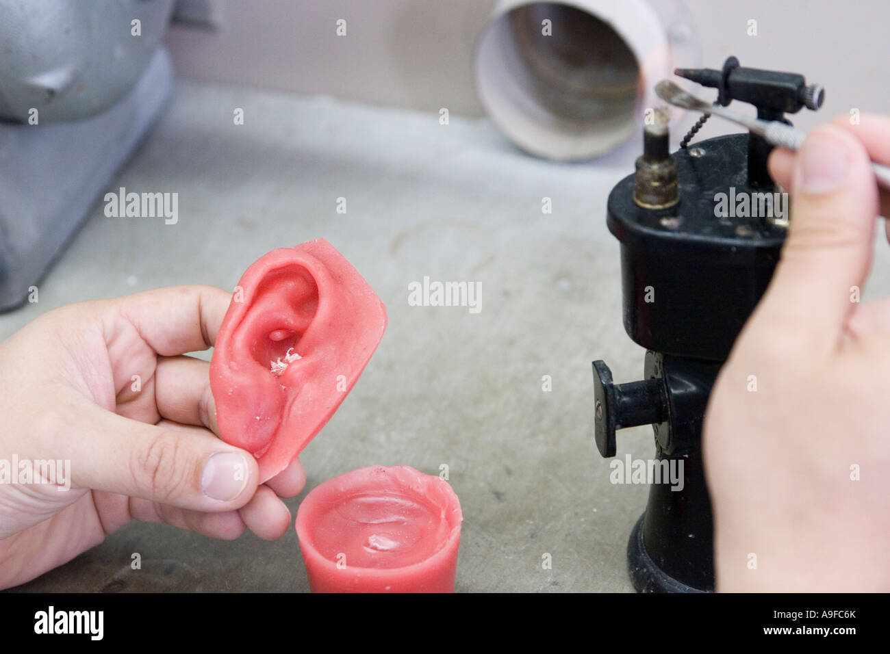 Un modèle d'oreille cires spécialiste pour une prothèse Banque D'Images