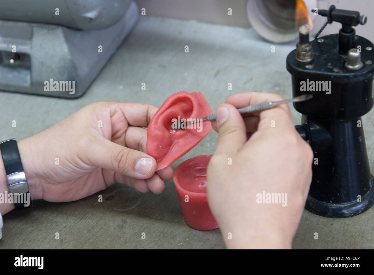 Un modèle d'oreille cires spécialiste pour une prothèse Banque D'Images