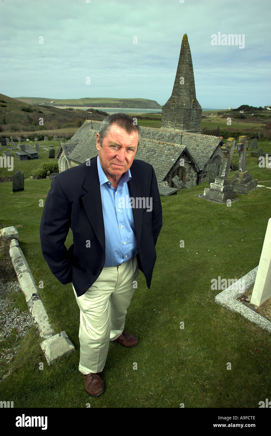 L'acteur John Nettles à la tombe de John Betjeman à l'église St Enodoc près de Rock à Cornwall Banque D'Images