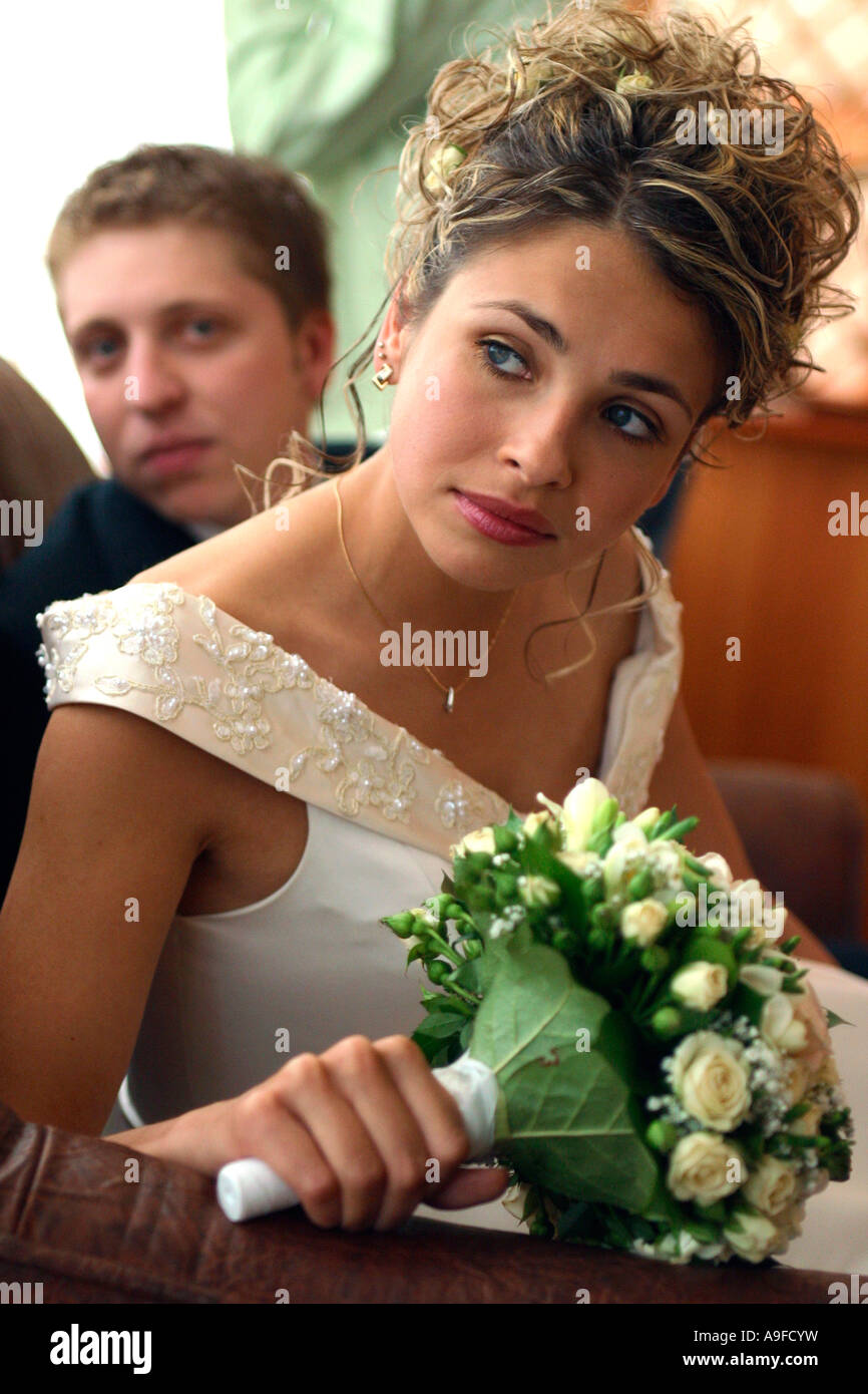 Portrait d'une jeune mariée le jour de son mariage Banque D'Images