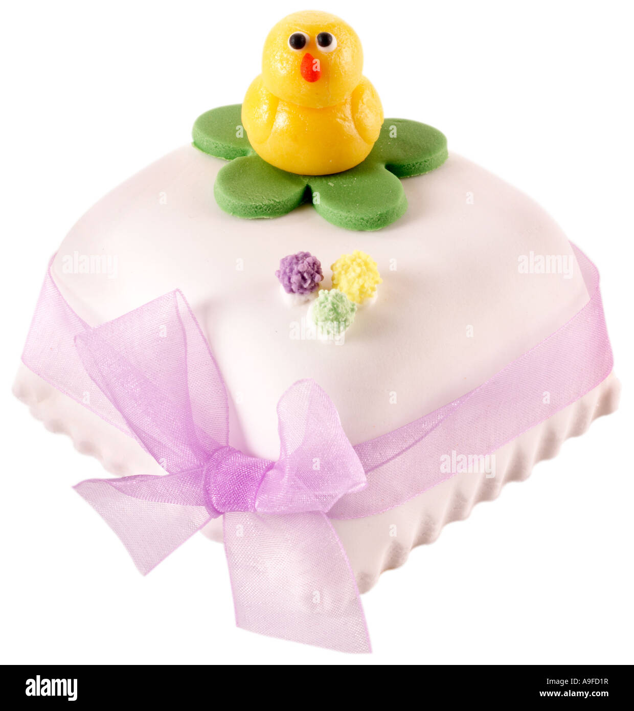 Découper le gâteau de Pâques Banque D'Images