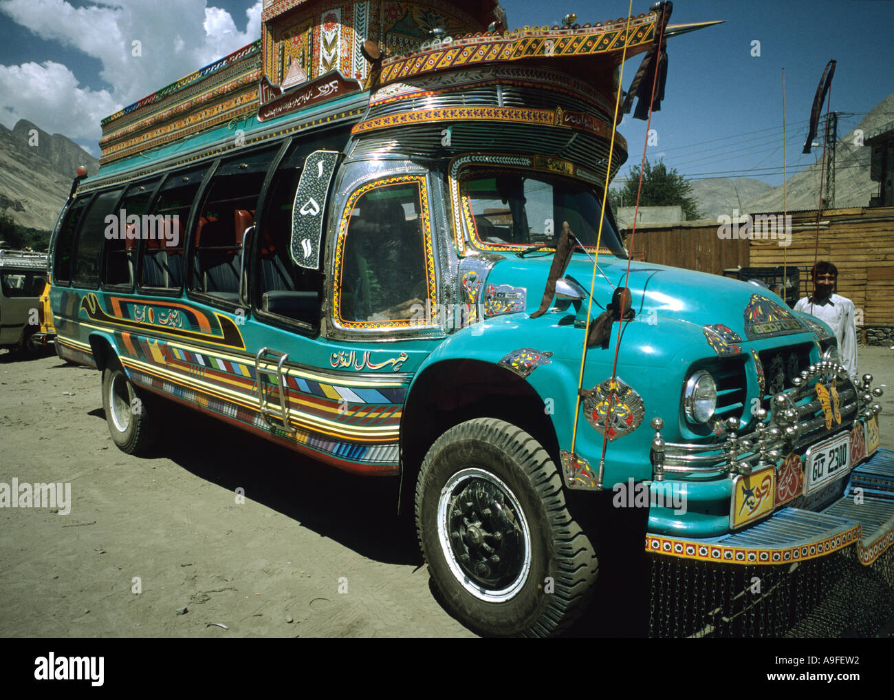 Bus peint de couleurs vives dans la région du Nord Pakistan Gilgit Banque D'Images