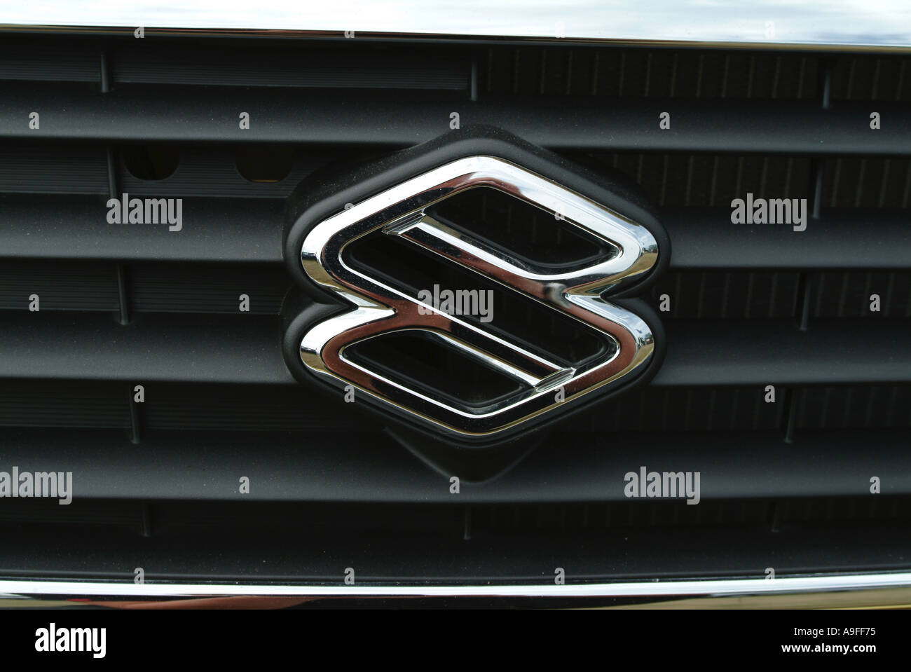 https://c8.alamy.com/compfr/a9ff75/constructeur-automobile-suzuki-japon-manufacturel-logo-badge-bonnet-chrome-a9ff75.jpg