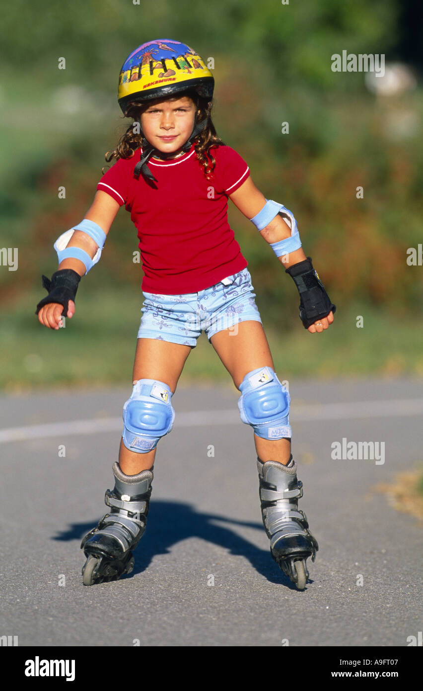 Fille sur le roller le port de vetements protecteurs genouilleres elbowpads wristpads et casque Photo Stock Alamy