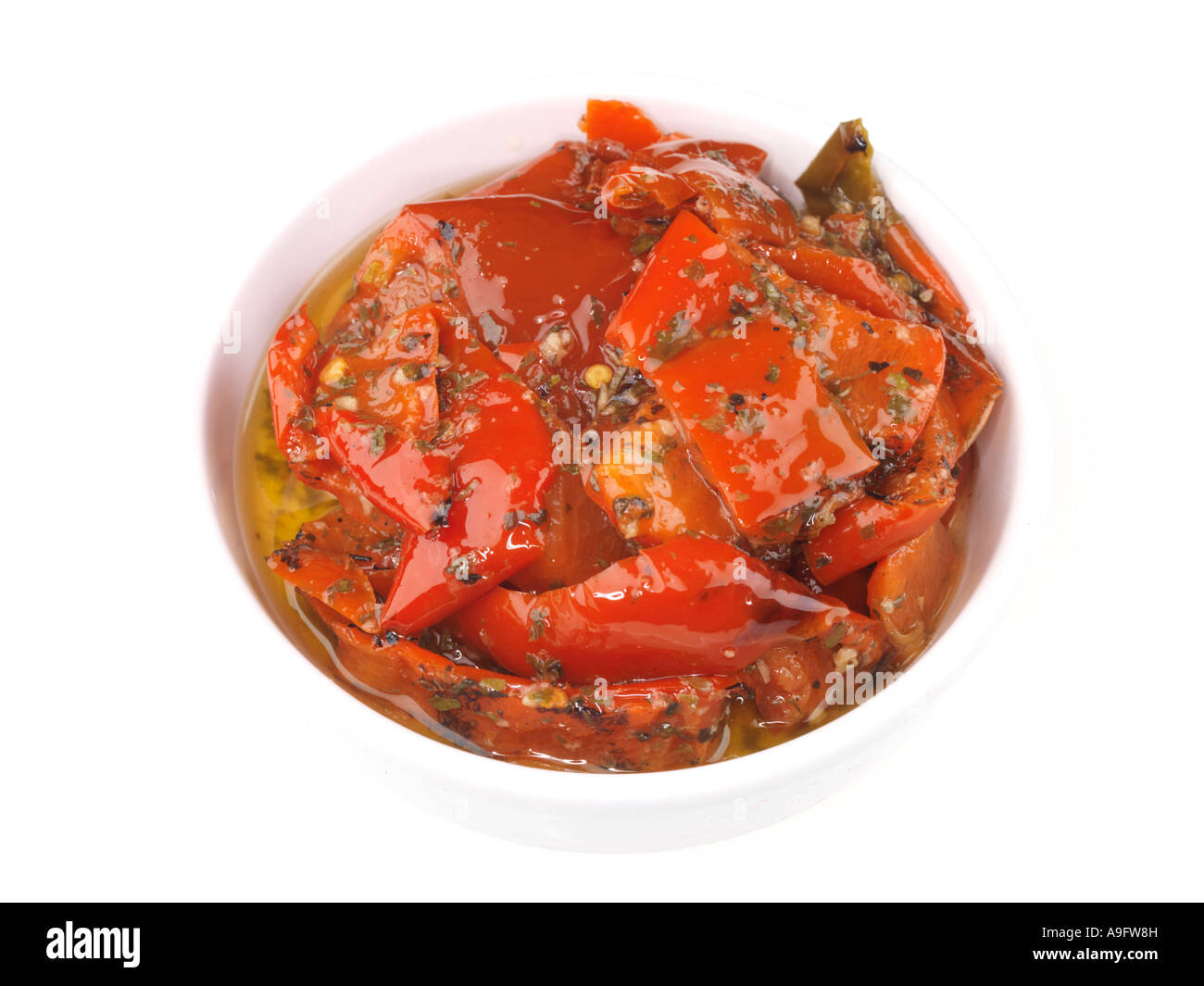 Poivrons rouges grillés servis dans un bol isolé sur un fond blanc avec aucun peuple et un chemin de détourage Banque D'Images