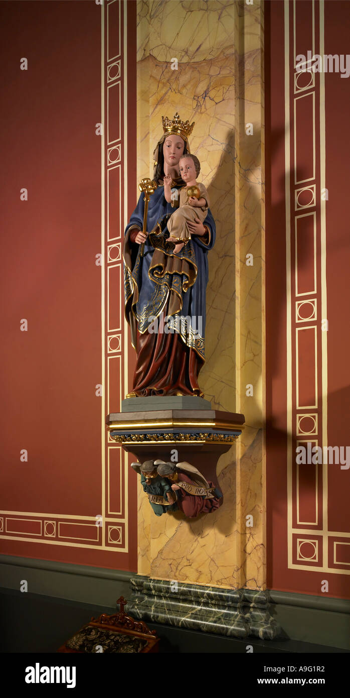Statue de la Vierge Marie avec l'Enfant Jésus, l'église St Francis Xavier, Hereford, Angleterre Banque D'Images