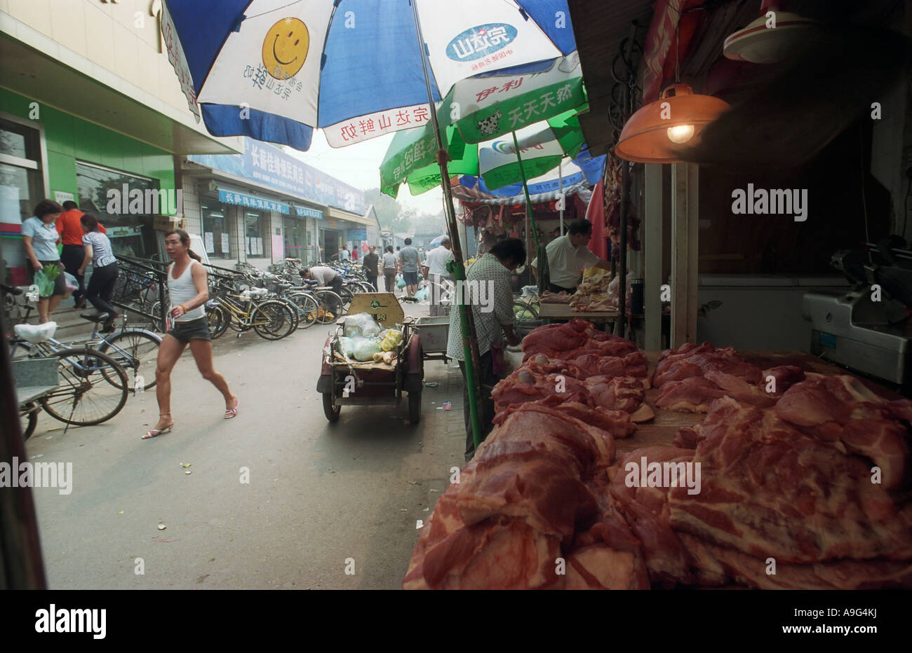 CHN Chine Pékin Pékin Ancien vendeur de viande sur un marché de rue dans un hutong du district Xicheng Banque D'Images