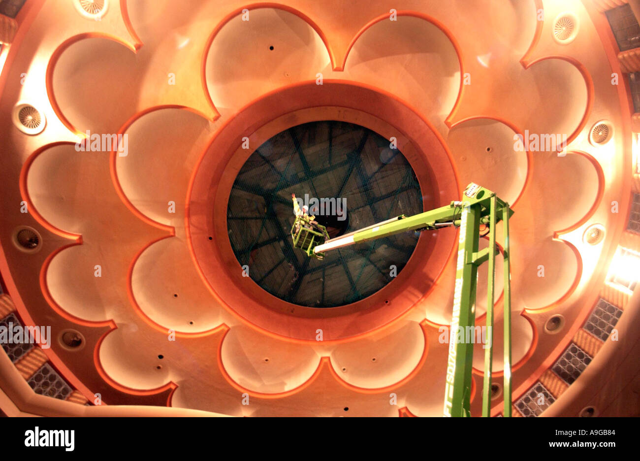 Le Brighton Dome plafond salle de concert inspectés par un constructeur sur un cherrypicker pendant les travaux de restauration Banque D'Images