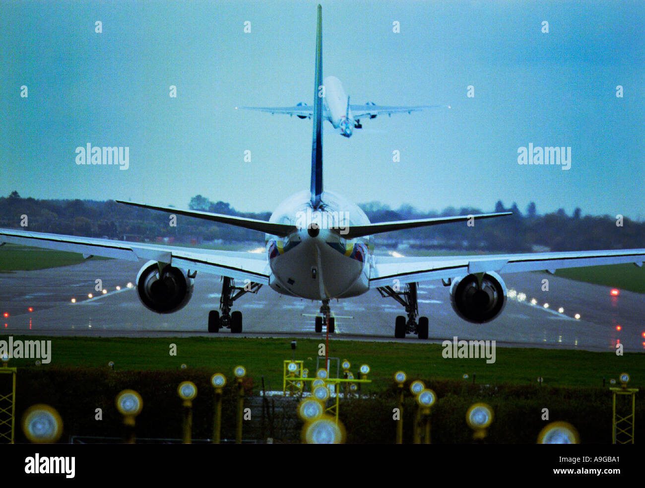 Les avions à réaction se prépare à décoller sur la piste à Gatwick en tant que British Airways Boeing 767 décolle pour l'Amérique juste avant Banque D'Images