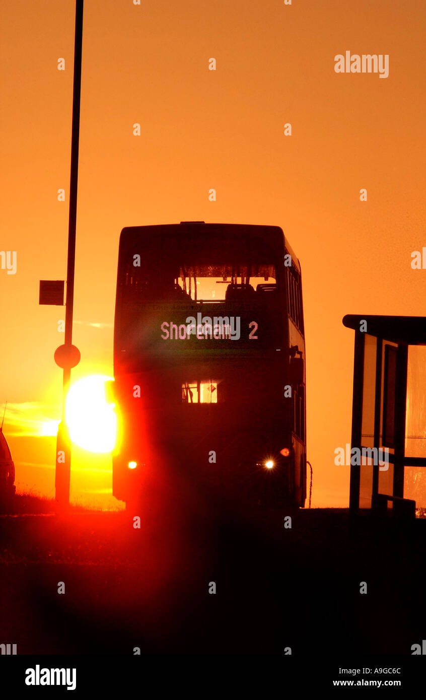 Brighton Hove compagnie d'autocars et d'autobus, en banlieue accueil à Shoreham au coucher du soleil Banque D'Images
