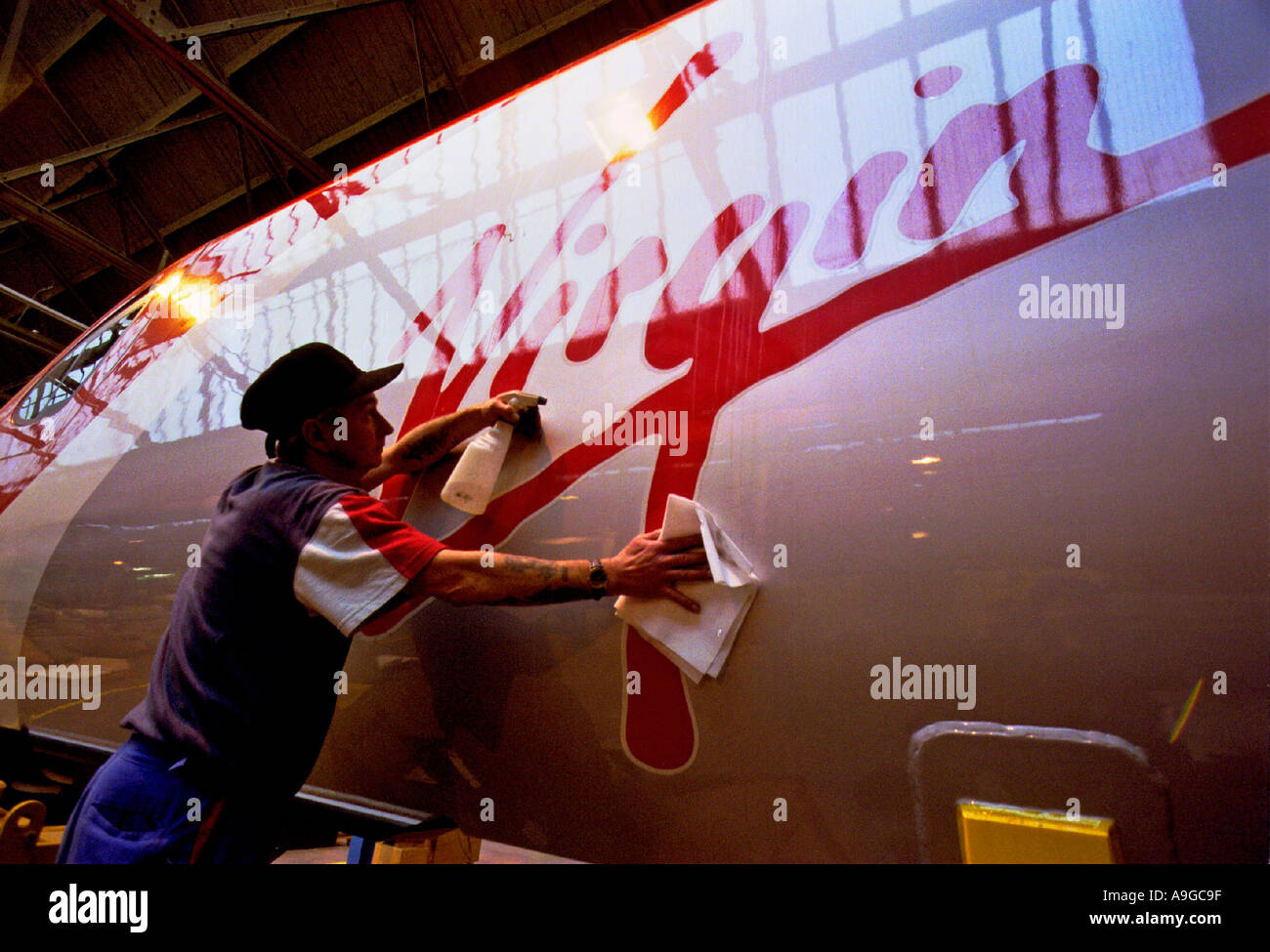 Un ingénieur met la touche finale à un nouveau train pendulaire Banque D'Images