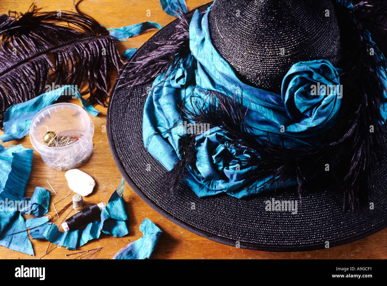 Un chapeau noir bordé de soie turquoise et plumes d'autruche Herald Hart Hatters Banque D'Images