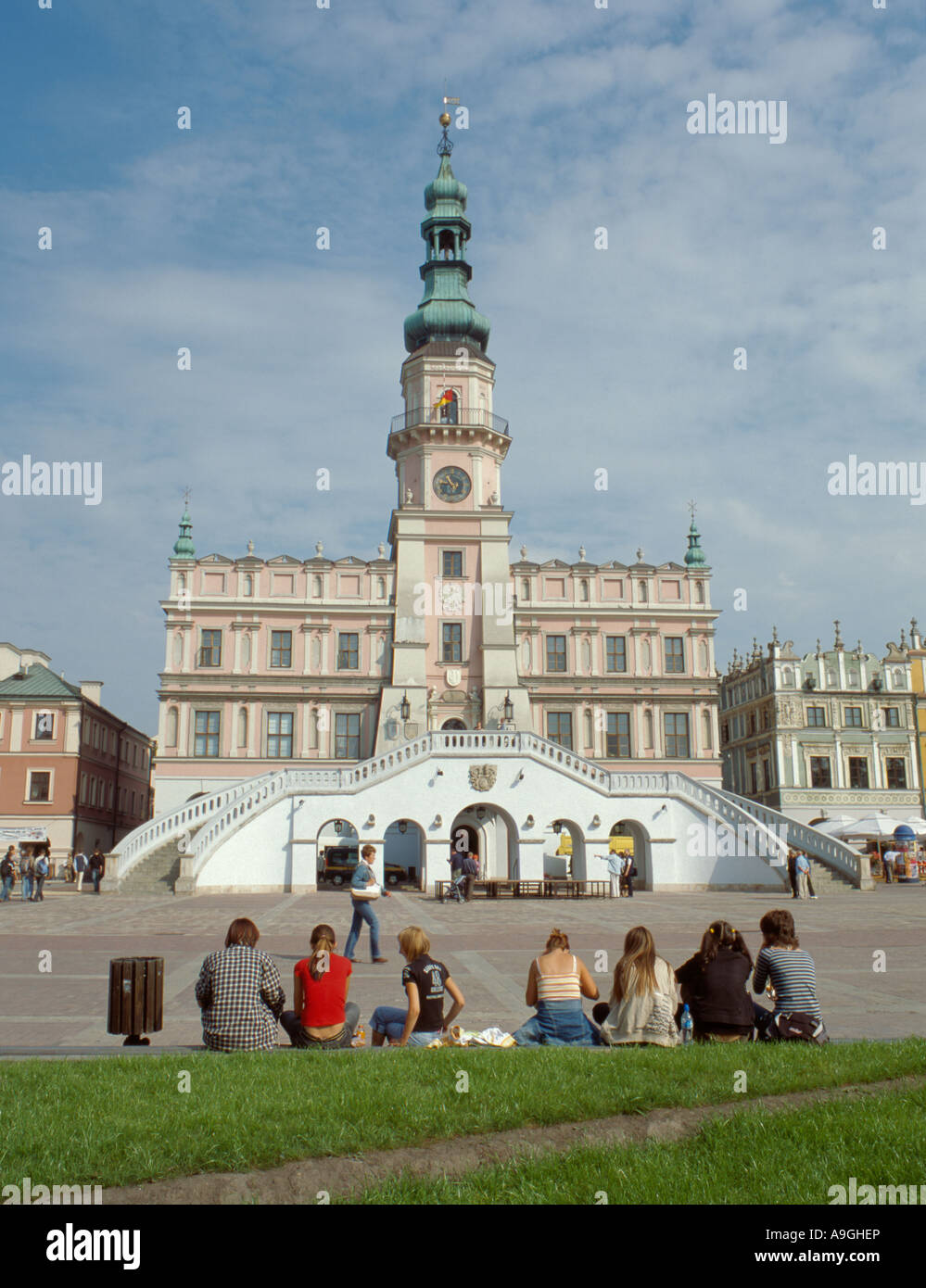 Hôtel de ville (ratusz), vu sur rynek wielki, zamosc, malopolska (Pologne). Banque D'Images