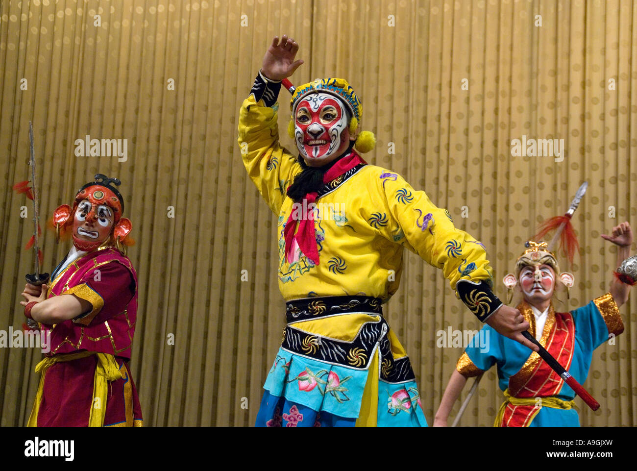 Roi des singes Wukong luttant contre les mauvais esprits dans l'Opéra de Beijing Voyage vers l'Ouest au Théâtre Liyuan Banque D'Images