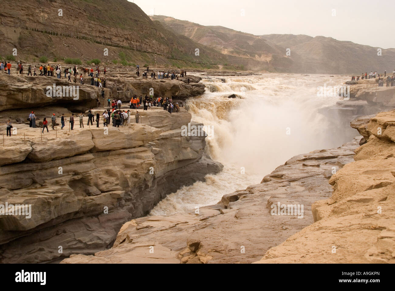 Le fleuve jaune (Huang He) à des chutes d'eau de Hukou dans la province du Shanxi Shaanxi avec de l'autre banque mondiale Banque D'Images