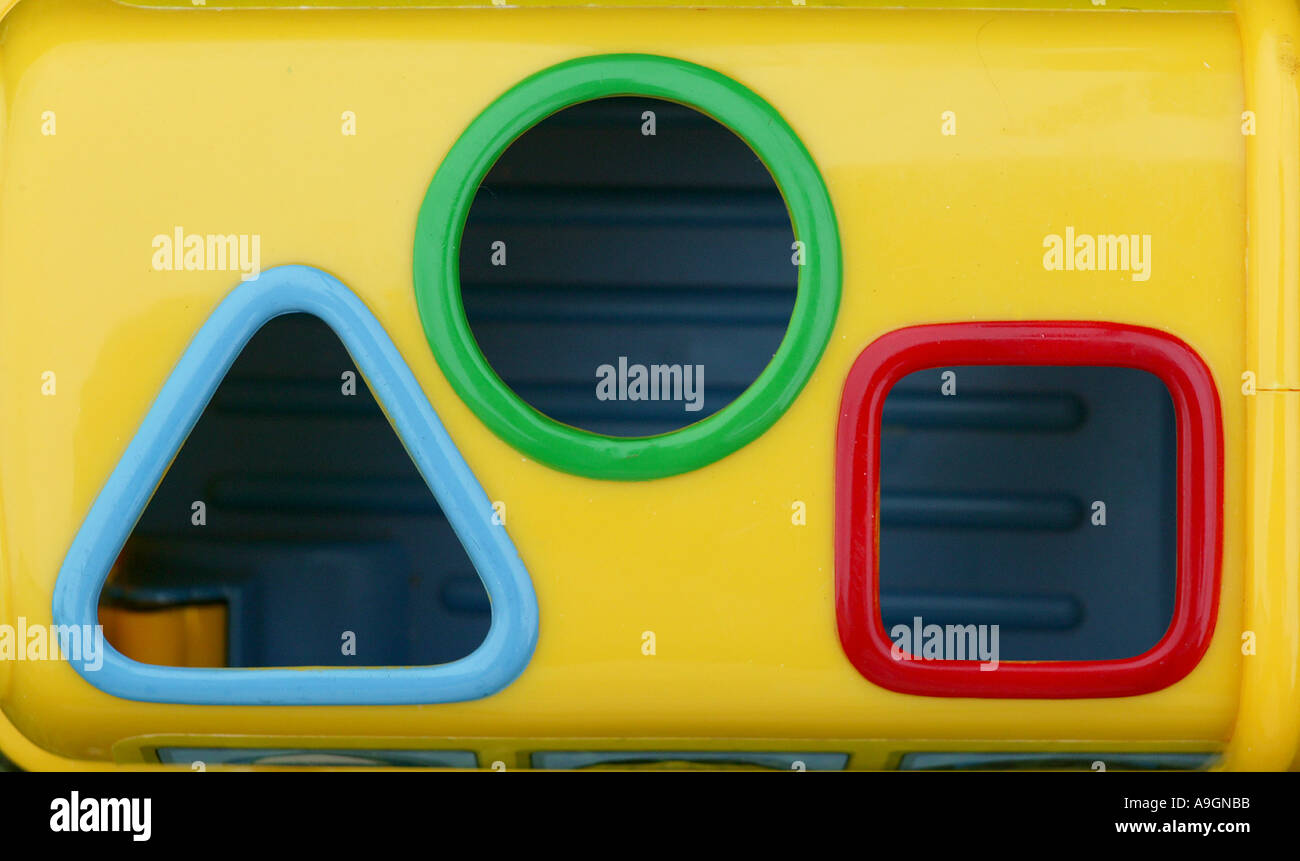 Détail d'un jouet de l'enfant à travers les trous pour les défis illustrant différentes formes Banque D'Images