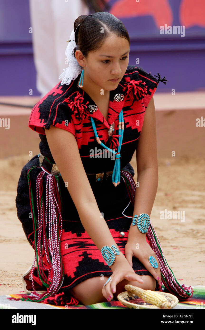 Aigle Bleu Navajo danseur effectuant le broyage du maïs à la danse de cérémonie intertribales à Gallup au Nouveau-Mexique. Photographie numérique Banque D'Images