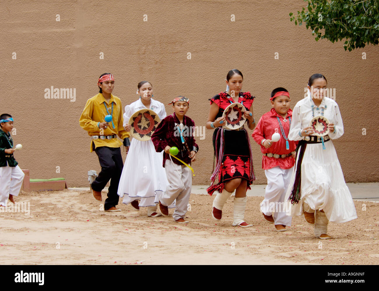 Blue Eagle Dancers performing Navajo le panier à la danse de cérémonie intertribales à Gallup au Nouveau-Mexique. Photographie numérique Banque D'Images