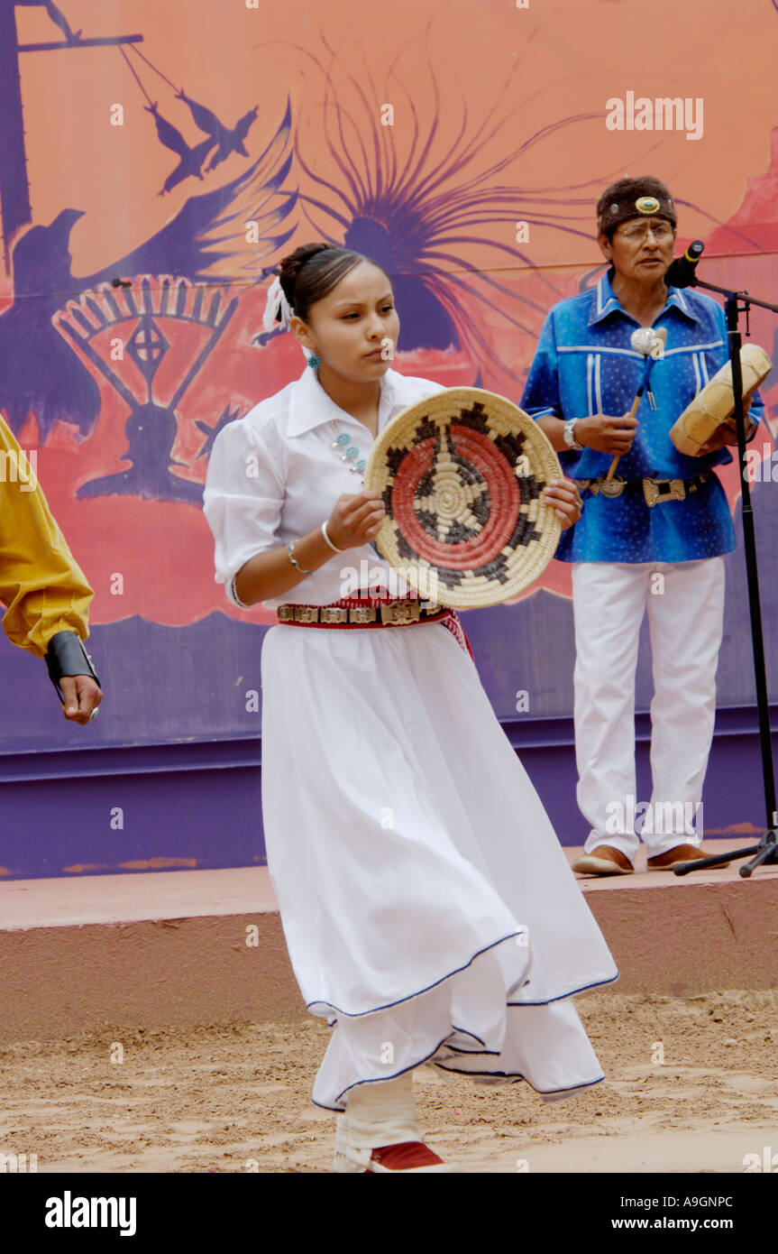 Aigle Bleu Navajo danseur effectuant le panier de danse au cérémonial Intertribal à Gallup au Nouveau-Mexique. Photographie numérique Banque D'Images