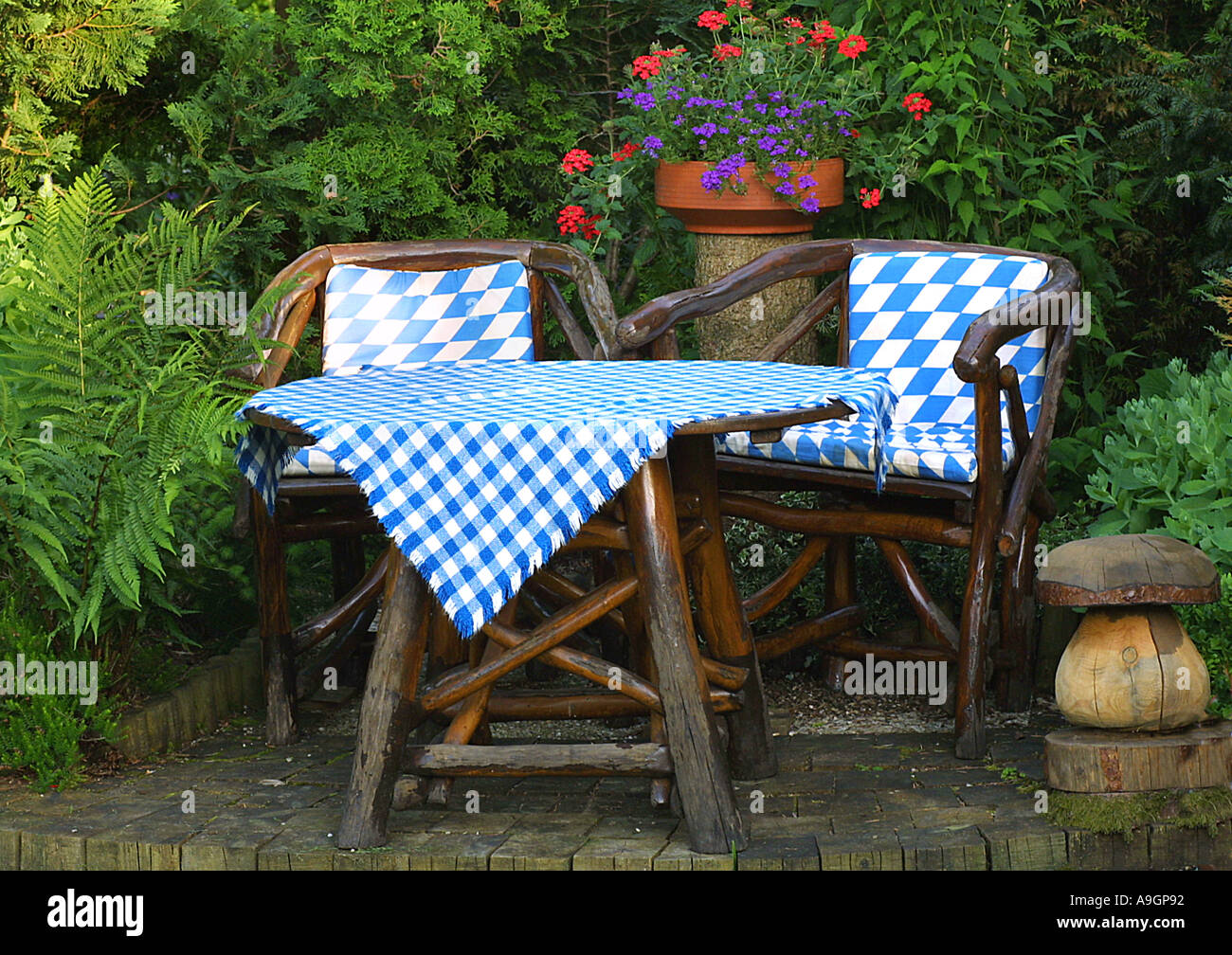 Siège, deux chaises de jardin avec table de jardin, coussin de chaise et  cirée en bleu-blanc bavarois Photo Stock - Alamy