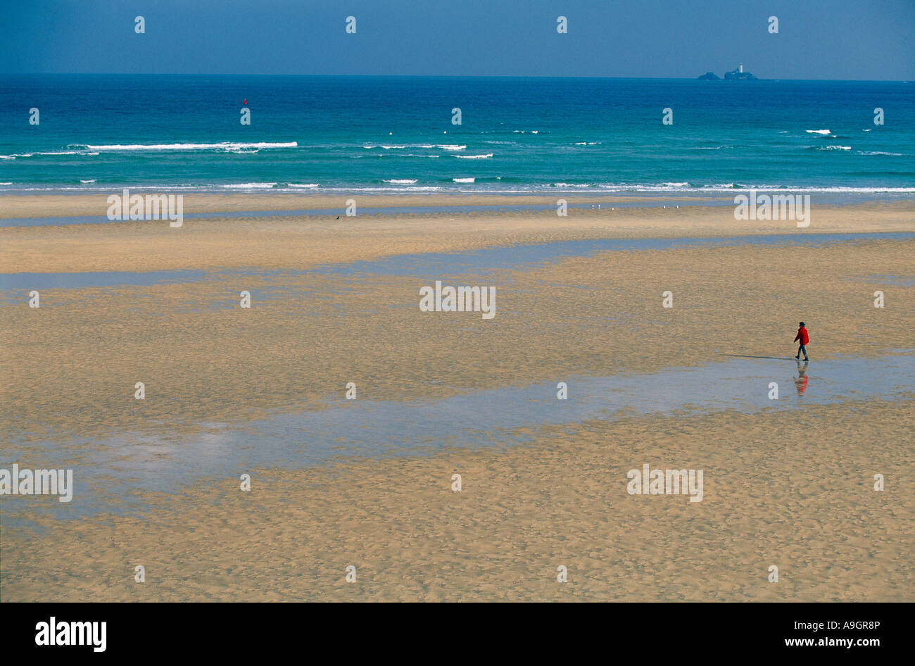 Un modèle figure solitaire publié le rein de Porth Sands nr St Ives Cornwall UK Banque D'Images