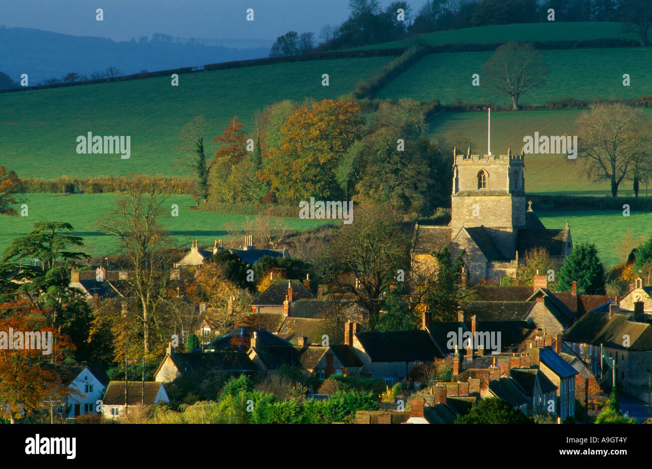 Maisons et l'église dans le village de Milborne Port nr Somerset
