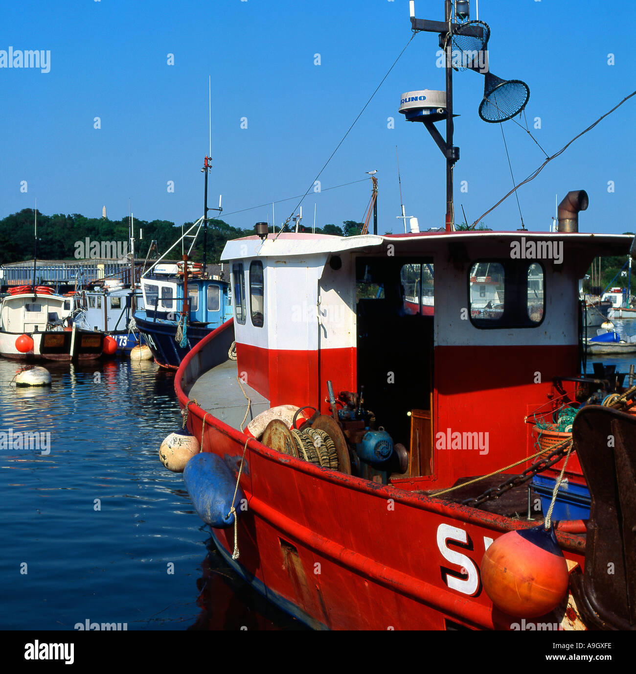 Bateaux de pêche dans le port de Lymington Hampshire Angleterre Banque D'Images