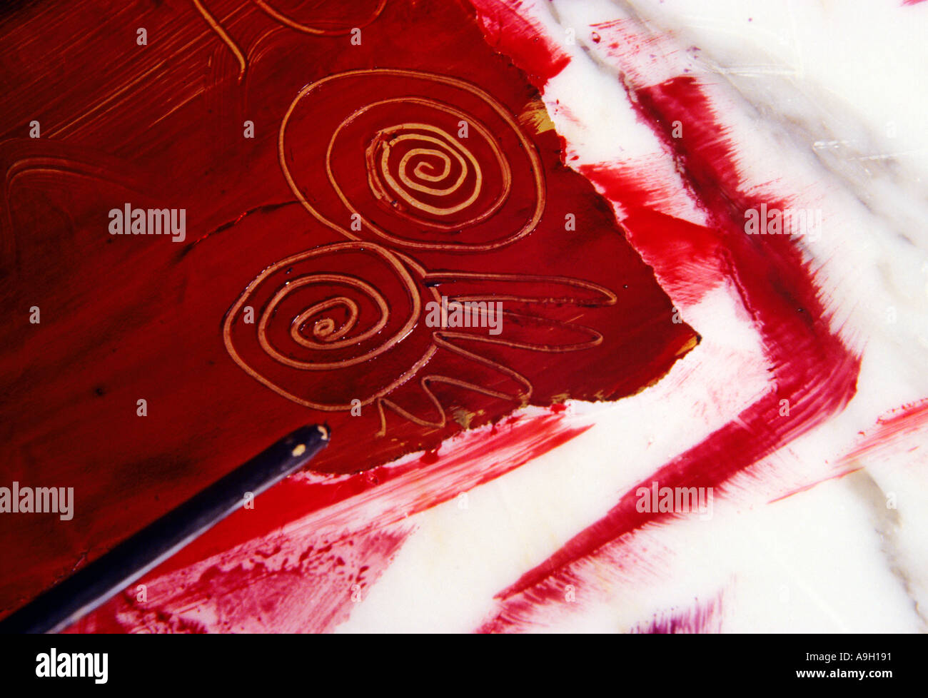 Dessins et modèles industriels en spirale de la peinture rouge Banque D'Images