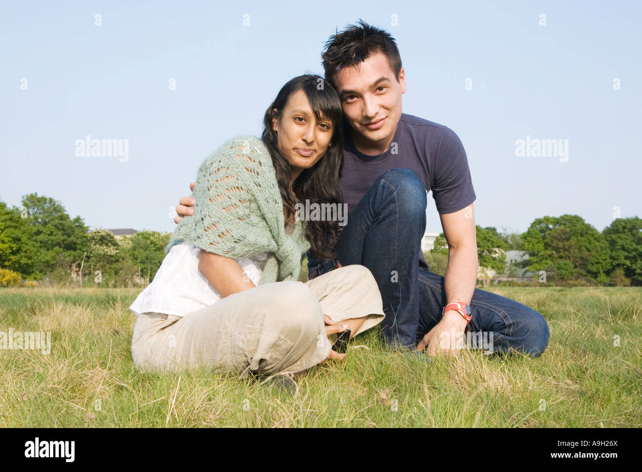 Couple sitting in a park Banque D'Images