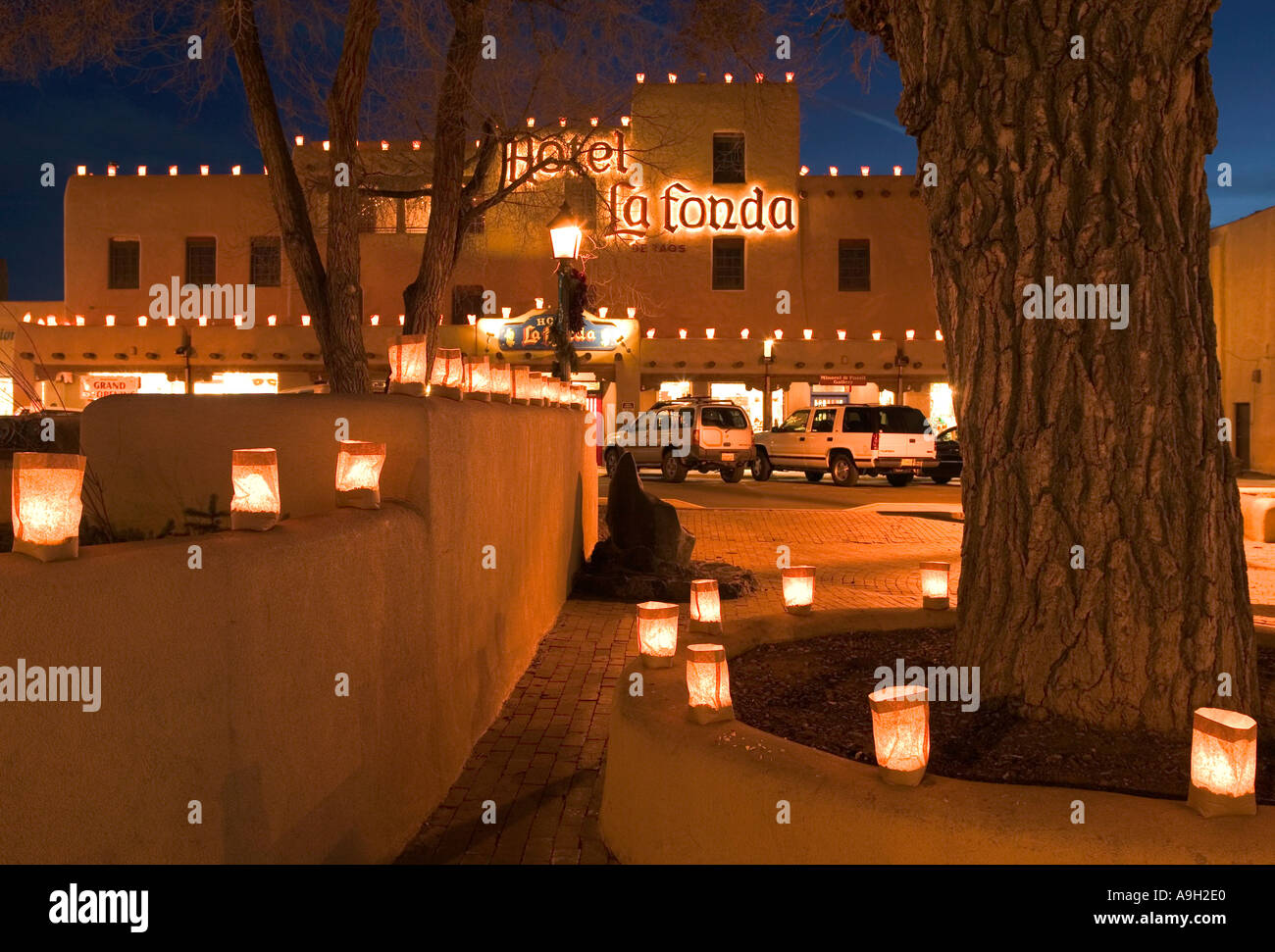 Taos Plaza allumé avec Luminaria, Taos, New Mexico, USA Banque D'Images