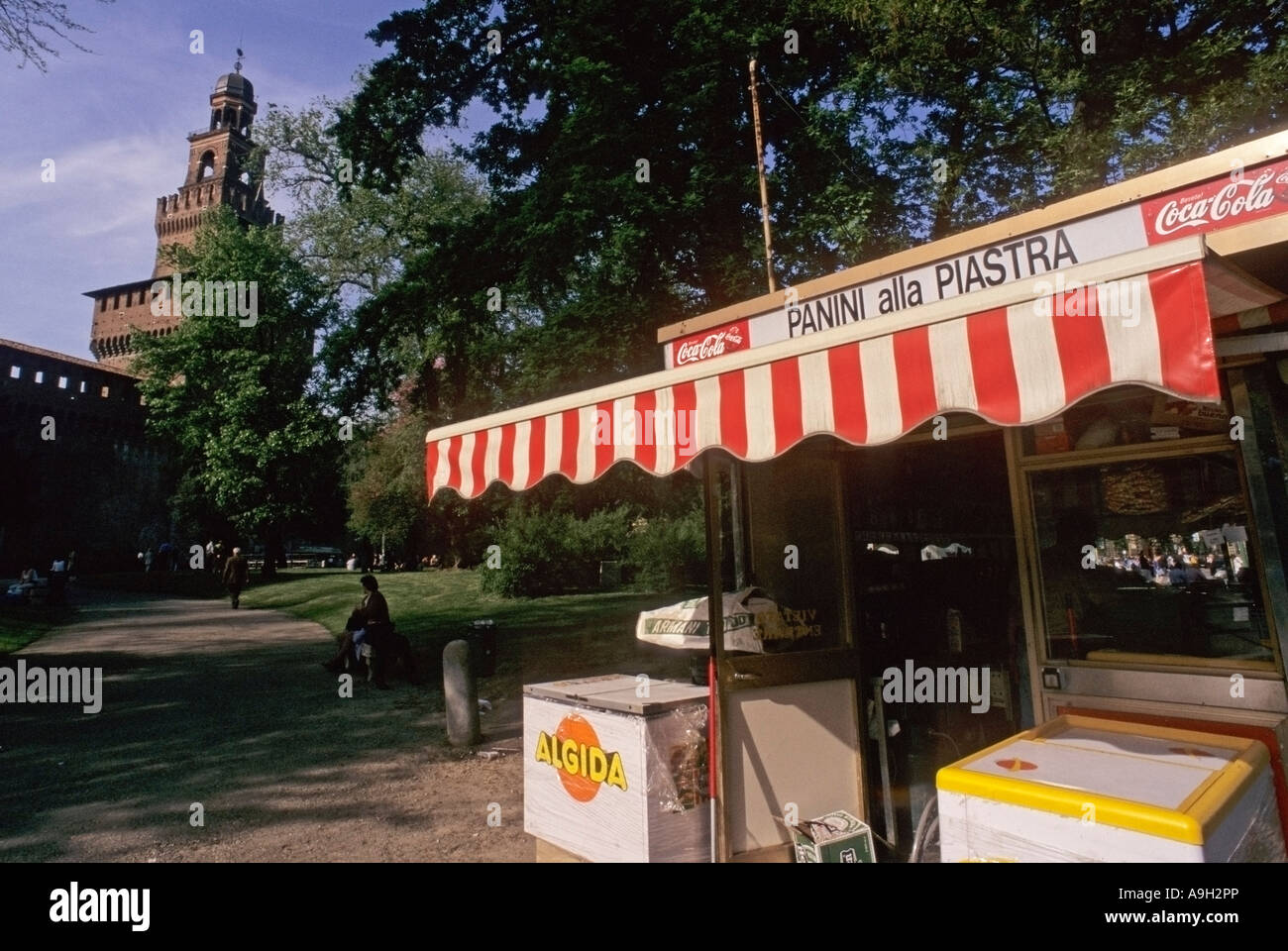 Un petit bar en face de l'hôtel Castello Sforzesco dans le centre de Milan Italie Banque D'Images
