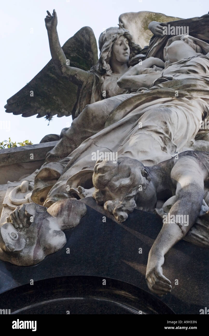 Conception sur un tombeau dans le cimetière de Recoleta Banque D'Images