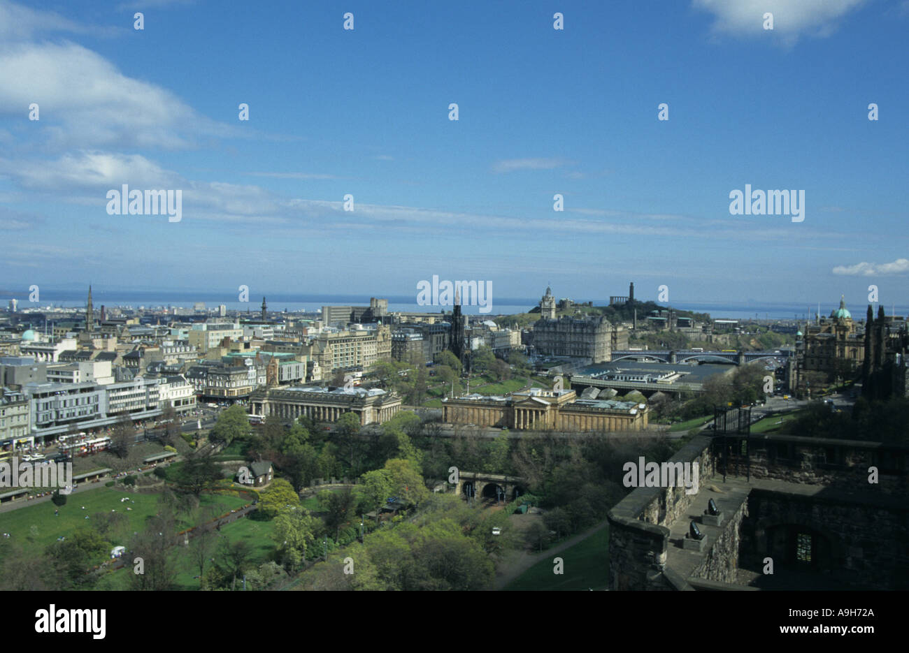 Vue du château d'Édimbourg en Écosse montre St Princes Gardens de la gare Waverley Banque D'Images