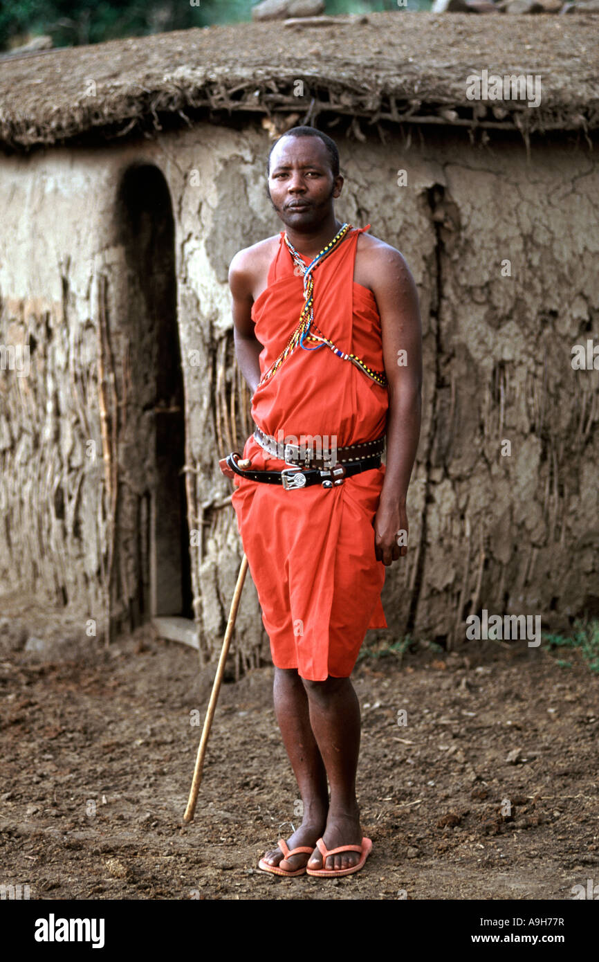 Portrait d'un homme à l'extérieur de sa hutte Masaï dans son village (appelé manyatta) dans le Masai Mara au Kenya. Banque D'Images