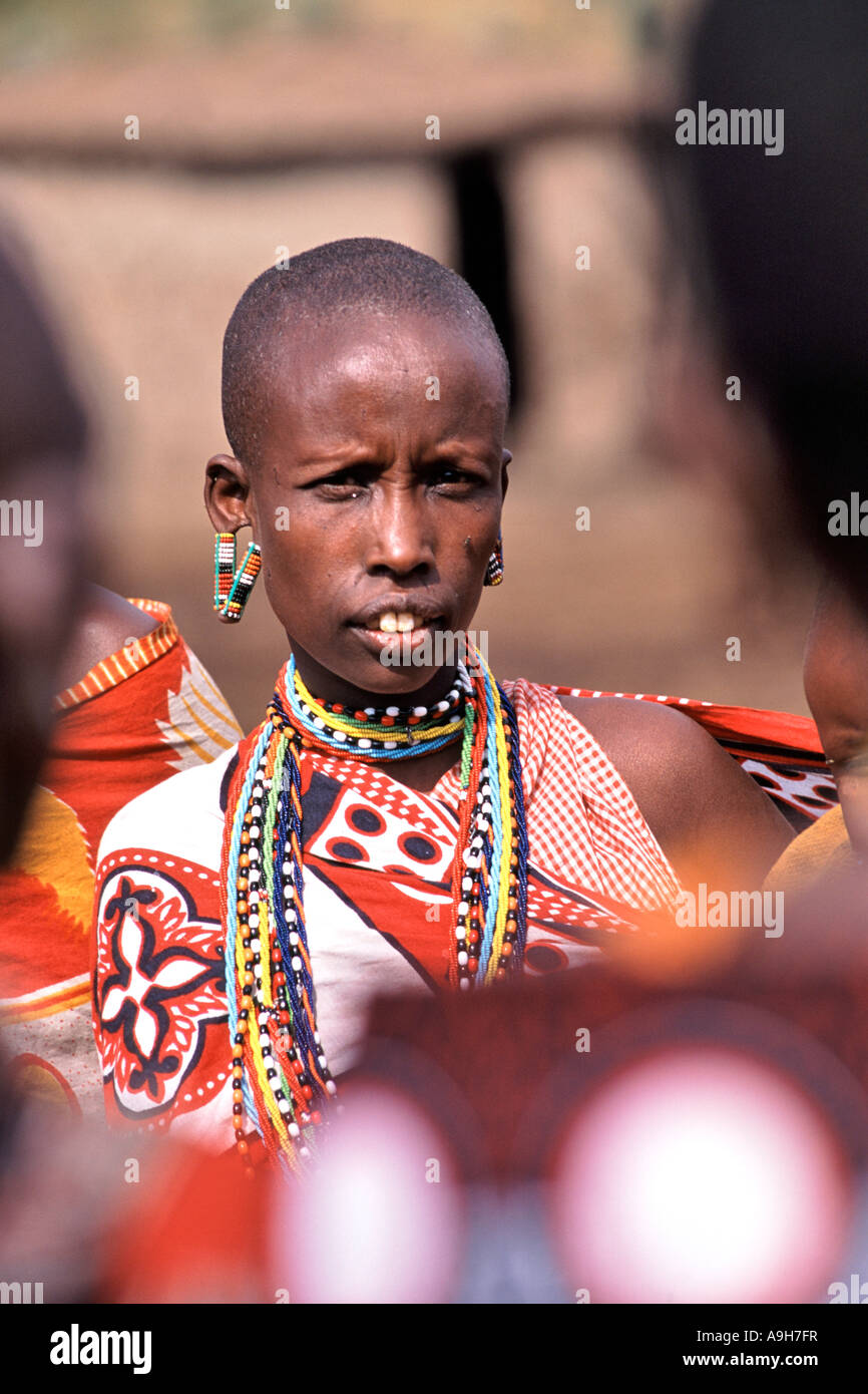 Une femme Massaï et son bébé dans leur village manyatta, Maasai Mara au Kenya Banque D'Images