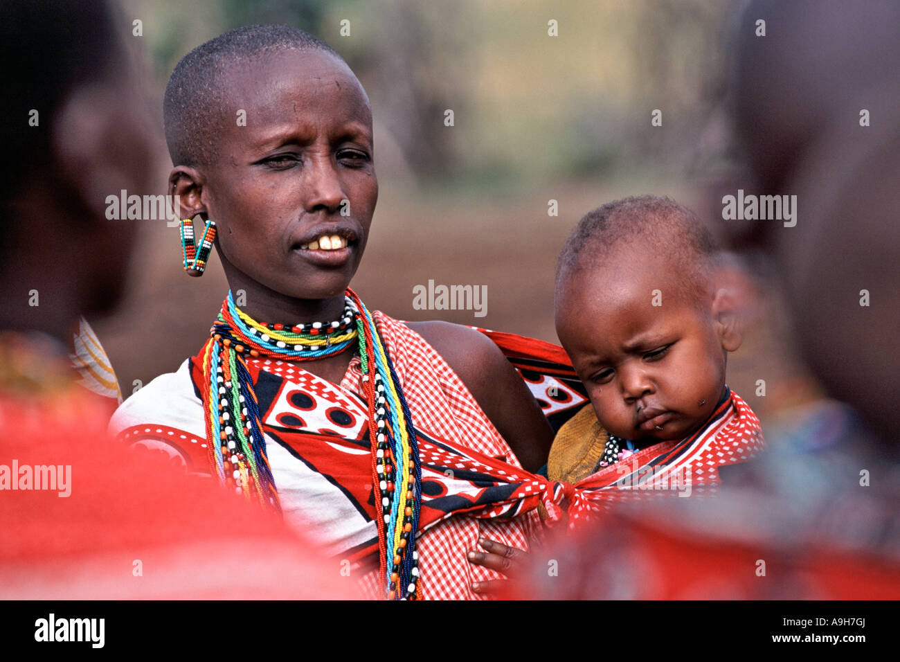 Une femme Massaï et son bébé dans leur village manyatta, Maasai Mara au Kenya. Banque D'Images