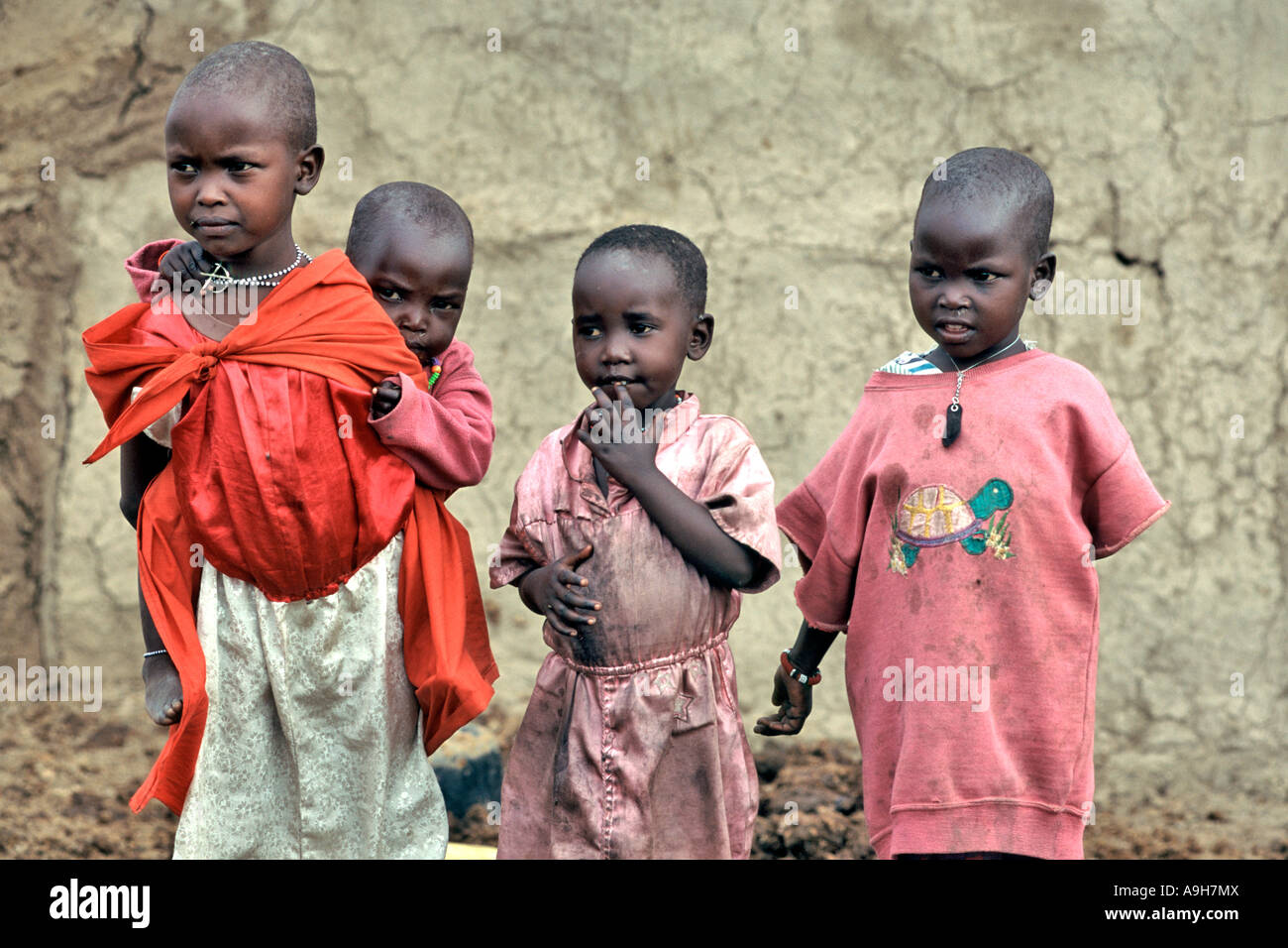 Portrait d'enfants Masai dans leur village (appelé manyatta) dans le Masai Mara au Kenya. Banque D'Images