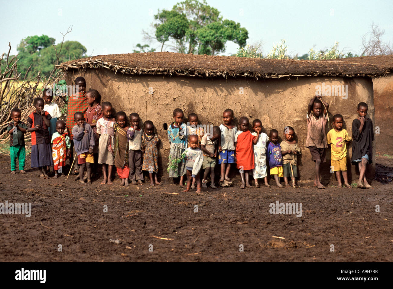 Un groupe d'enfants dans leur village Masai (appelé manyatta) dans le Masai Mara au Kenya. Banque D'Images