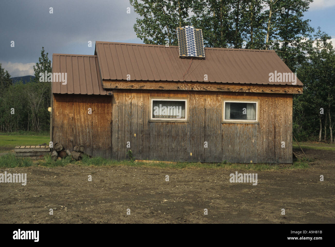 L'énergie solaire dans la ville d'or Wiseman au-delà du cercle arctique, cette cabine utilise l'énergie solaire pour chauffer l'eau Banque D'Images