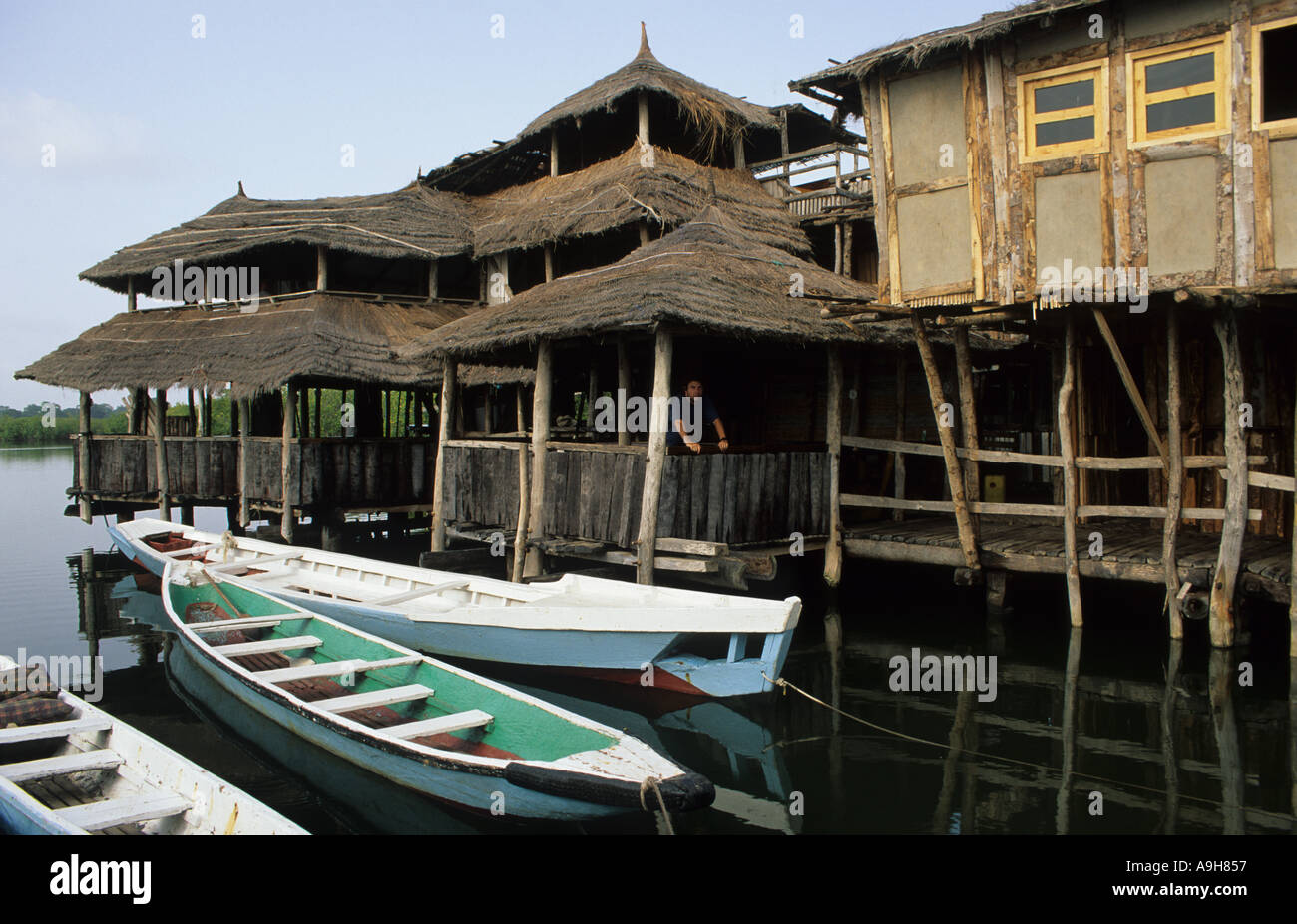 Tourisme Lamin Lodge restaurant construit sur pilotis surplombe le ruisseau de mangrove Gambie Banque D'Images