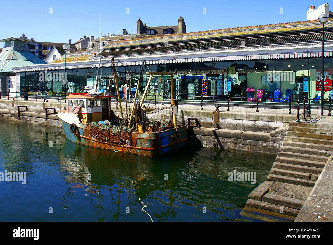 Bateau de pêche amarré au Barbican Glassworks Plymouth UK Banque D'Images